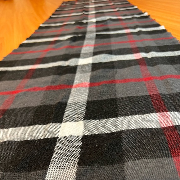 Express Plaid (Black,White,Red,Gray) Scarf NWT - Picture 8 of 9